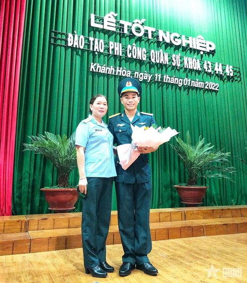 Thiếu tá QNCN Trần Thị Thanh Vân và con trai Hoàng Quốc Đạt trong ngày tốt nghiệp ra trường.