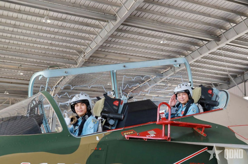 Thượng úy Hoàng Quốc Đạt (ngồi buồng lái trước) chuẩn bị cho chuyến bay huấn luyện trên máy bay Yak-130 tại Trung đoàn 940.