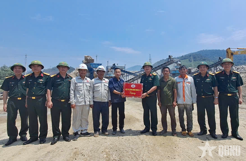Đại tá Nguyễn Tuấn Anh, Phó tư lệnh Binh đoàn 12 tặng quà người lao động trên công trường sản xuất vật liệu phục vụ thi công dự án sân bay Cà Mau. 