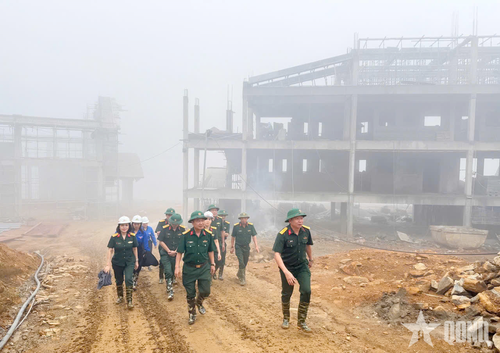Đại tá Nguyễn Thế Lực, Bí thư Đảng ủy, Phó tư lệnh Binh đoàn 12 kiểm tra dự án Trường phổ thông nội trú tiểu học và trung học cơ sở Y Tý, Lào Cai.