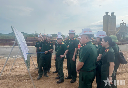 Đại tá Lê Tiến Dũng, Phó tư lệnh Binh đoàn 12 kiểm tra dự án cầu Sông Mang, tỉnh Quảng Ninh. 