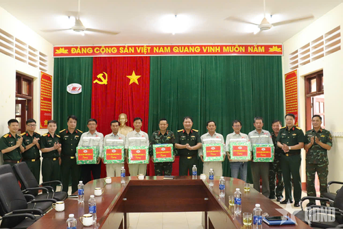  Đại tá Võ Khắc Hùng, Phó tư lệnh Binh đoàn 12 tặng quà các đơn vị thi công dự án trọng điểm khu vực phía Nam.