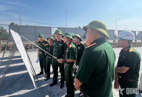  Đại tá Khương Tất Thắng, Phó tư lệnh Binh đoàn 12 kiểm tra tiến độ dự án mở rộng cao tốc Thành phố Hồ Chí Minh - Long Thành.