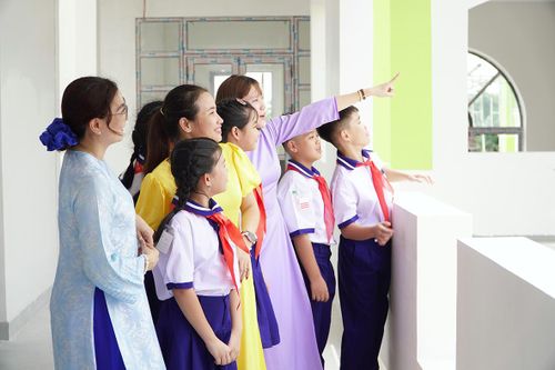  Cô Cao Thị Hồng Đào, Hiệu trưởng Trường Tiểu học Lại Hùng Cường (bìa trái) cùng thầy và trò tham quan dự án Trường Tiểu học Vĩnh Lộc B (xã Tân Vĩnh Lộc). ẢNH: THANH CHIÊU 