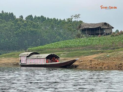 Các thuyền khi lưu thông trên lòng hồ Thác Bà đều được trang bị áo phao đầy đủ.