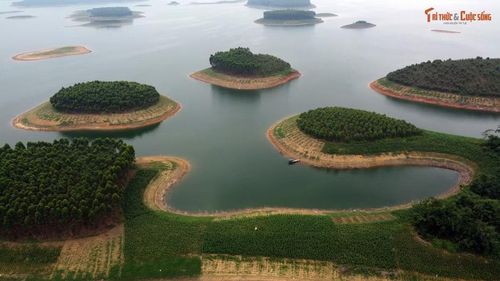 Chiều dài của hồ Thác Bà hơn 60 km, nơi rộng nhất khoảng 30 km, với hơn 1.300 hòn đảo lớn nhỏ. Hiện các hòn đảo có phần lộ đất rất cao khi mực nước hồ Thác Bà đang xuống.