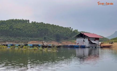 Phong cảnh bình yên trên hồ Thác Bà. 