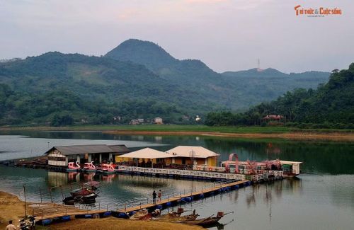 Được gọi là kỳ quan trên núi, hoạt động kinh doanh trên lòng hồ Thác Bà cũng nhộn nhịp trở lại, thu hút khá đông du khách dịp nghỉ lễ 30/4-1/5.