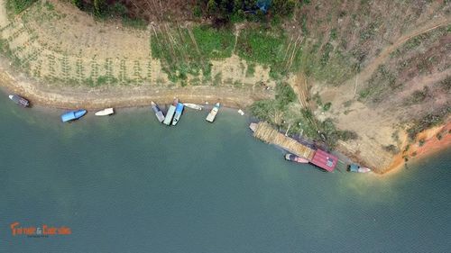 Hiện trên hồ Thác Bà có khoảng 70 tàu thuộc diện đăng ký, đăng kiểm gồm tàu du lịch, tàu khách tuyến cố định, tàu hàng. Ngoài ra còn hơn 1.000 thuyền dân sinh phục vụ sản xuất và đi lại của người dân, cùng với 2 bến cảng chính, khoảng 20 bến tự phát và nhiều điểm neo đậu nhỏ lẻ.