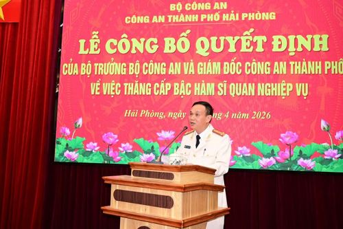 Đại tá Vũ Dương Tường, Trưởng Phòng Cảnh sát QLHC về TTXH thay mặt các đồng chí được thăng cấp bậc hàm phát biểu cảm tưởng.