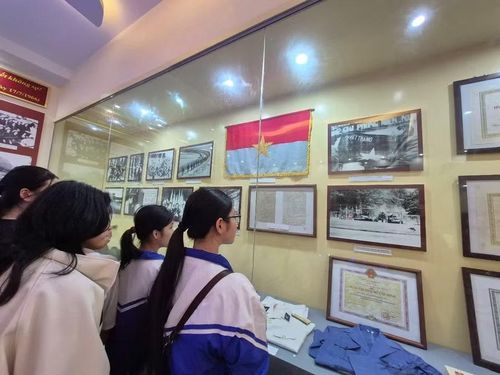 Nhiều học sinh lặng người trước những 'Quyết tâm thư', 'Đơn tình nguyện' ra chiến trường viết bằng cả tâm can người lính.