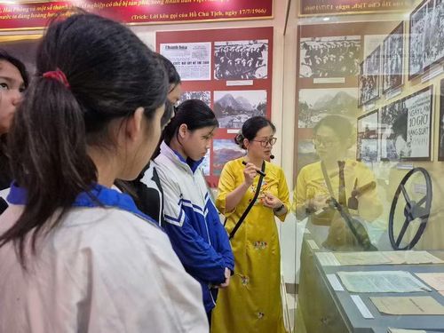 Học sinh được nghe hướng dẫn viên giới thiệu những kỷ vật lưu tại Bảo tàng tỉnh Thanh Hóa.