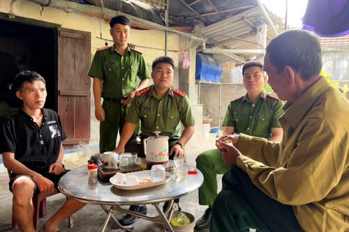 Công an xã Quỳnh Phú thu thập, xác minh thân nhân Liệt sĩ.