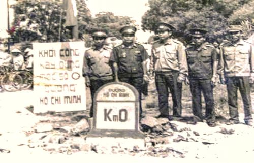 Hình ảnh lắp đặt cột mốc Km0 lần đầu tiên năm 1990, bằng vật liệu đá granit. (Ảnh tư liệu)