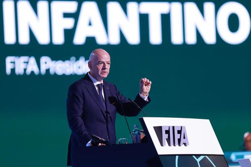 Chủ tịch Infantino công bố về mức doanh thu kỷ lục. Ảnh: FIFA