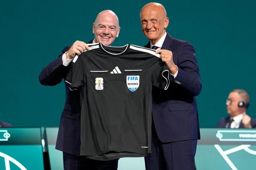 Chủ tịch Infantino và cựu trọng tài Pierluigi Collina. Ảnh: FIFA