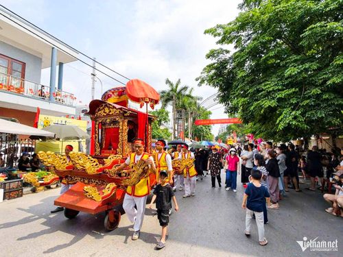 Không gian văn hóa Quan họ Bắc Ninh phục vụ du khách trong khuôn khổ lễ hội.