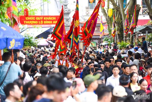 Điểm nhấn của phần lễ là nghi thức rước kiệu Đức Thánh Mẫu cùng các kiệu vua triều Lý theo nghi lễ truyền thống, xuất phát từ chùa Ứng Tâm (chùa Dận) về Đền Đô trong ngày 1/5. Đoàn rước quy tụ đông đảo người dân địa phương, du khách thập phương, các đoàn đại biểu từ những di tích liên quan đến vương triều Lý trong và ngoài tỉnh...