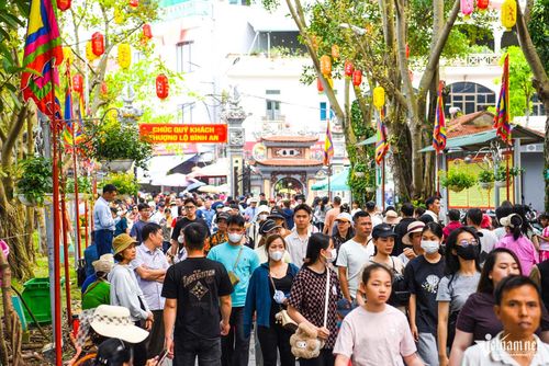 Du khách dâng hương tưởng niệm vua Lý Thái Tổ tại Đền Đô.