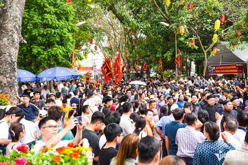 Không khí tấp nập tại Khu di tích Đền Đô trong dịp nghỉ lễ 30/4 – 1/5.