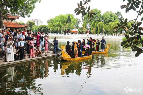 Bên cạnh phần lễ trang nghiêm, phần hội diễn ra sôi nổi với nhiều hoạt động đặc sắc như khai trương tuyến phố đi bộ tại Công viên Lý Thái Tổ, biểu diễn khiêu vũ thể thao, nghệ thuật đường phố, các trò chơi dân gian và không gian văn hóa Quan họ Bắc Ninh. Ngoài ra còn có không gian ẩm thực 3 miền, triển lãm sinh vật cảnh, biểu diễn múa rối nước Đồng Ngư...