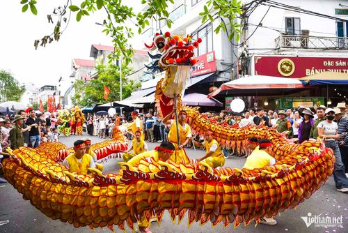Người dân và du khách tham gia đoàn rước kiệu Đức Thánh Mẫu và các vua triều Lý tại Lễ hội Đền Đô 2026.