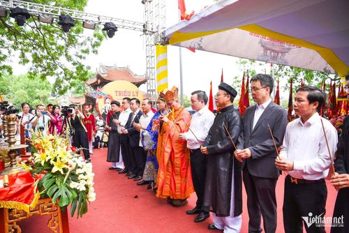 Phó Chủ tịch Thường trực UBND tỉnh Bắc Ninh Mai Sơn cùng lãnh đạo phường Từ Sơn, đại diện dòng họ Lý tại Hàn Quốc dâng hương tưởng nhớ công ơn vua Lý Thái Tổ và các vị vua triều Lý.
