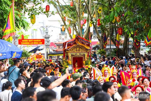 Theo ghi nhận, trong ngày khai hội, hàng vạn người dân và du khách đã đổ về Đền Đô để tham dự lễ rước, dâng hương và tham quan khu di tích, tạo nên không khí lễ hội sôi động, trang nghiêm. Các hoạt động văn hóa, nghệ thuật đặc sắc tại phần hội thu hút đông đảo người xem.