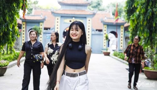 Đáng chú ý, lễ hội diễn ra đúng vào dịp nghỉ lễ 30/4 và Quốc tế Lao động 1/5 nên đã thu hút lượng lớn du khách từ khắp nơi đổ về tham quan, chiêm bái và tham gia các hoạt động văn hóa.