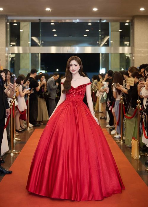 Xoay quanh Hòa Minzy liên tục xuất hiện những chi tiết gây bàn tán.