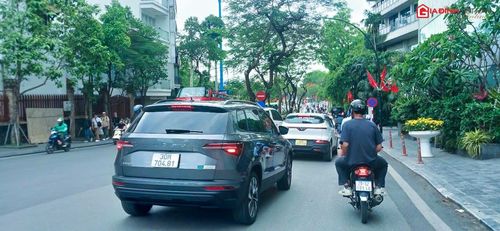 Các tuyến đường như Tràng Tiền, Tôn Đản, Thanh Niên thậm chí có lúc còn xảy ra tình trạng ùn tắc cục bộ dù đang trong ngày nghỉ lễ 30/4 - 1/5.