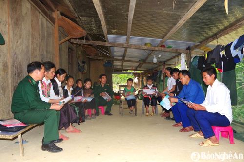 Cán bộ, chiến sĩ Đồn Biên phòng Nhôn Mai (Tương Dương) tuyên truyền phòng, chống mua bán người cho người dân. Ảnh tư liệu: Hải Thượng