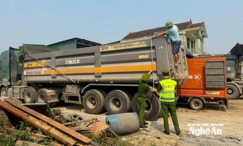Công an xã Quỳnh Tam kiểm tra kích thước thành thùng phương tiện. Ảnh: PV