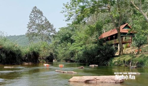 Tại các bãi tắm trên sông Giăng tại khu vực Cao Vều, nhiều phao cứu sinh đã được lắp đặt trên sông. Ảnh: PV