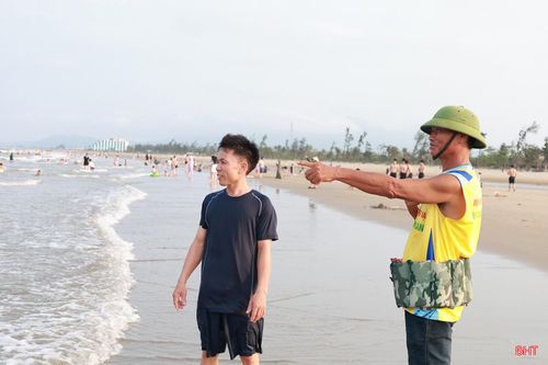 Ông Đậu Minh Thường, Đội trưởng Đội cứu hộ cứu nạn biển Xuân Thành, Khu du lịch Xuân Thành hướng dẫn du khách khu vực tắm biển an toàn.