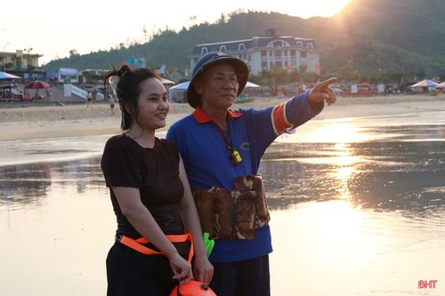Chị Nguyễn Thị Hiền, phường Sông Trí được thành viên Tổ cứu hộ cứu nạn, Khu du lịch Thiên Cầm hướng dẫn tắm biển an toàn.