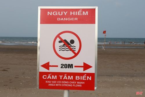 Cảnh báo khu vực nguy hiểm cấm tắm biển tại biển Xuân Thành để du khách nắm bắt.