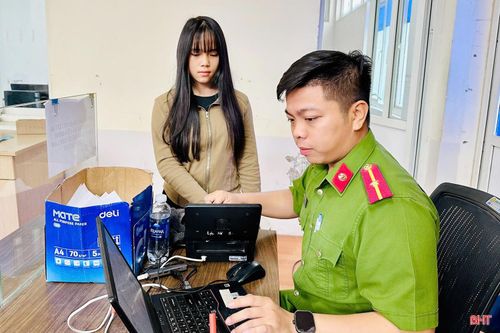 Công an xã Cẩm Xuyên hiện đã thu nhận 2.384 hồ sơ định danh điện tử mức 2 cho trẻ em trên địa bàn.