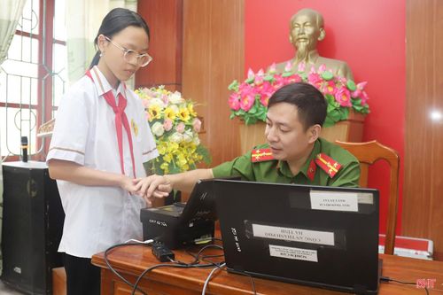  Ngoài tổ chức thu nhận tại trụ sở, ngay trước ngày nghỉ lễ, Công an phường Thành Sen cũng đã tổ chức các tổ công tác lưu động để thực hiện thủ tục tại các trường học trên địa bàn. (Ảnh chụp tại Trường THCS Thạch Linh). 