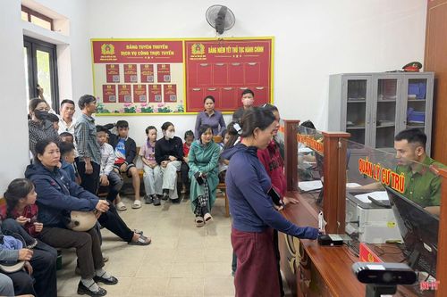 Công an các phường, xã: Bắc Hồng Lĩnh (ảnh thứ nhất), Đức Thọ (ảnh thứ hai) và Phúc Trạch (ảnh thứ ba) tăng cường tuyên truyền dưới nhiều hình thức; đồng thời, đến các nhà trường, tổ dân phố vận động gia đình đưa con em đến làm thủ tục, nhất là trong dịp nghỉ lễ.