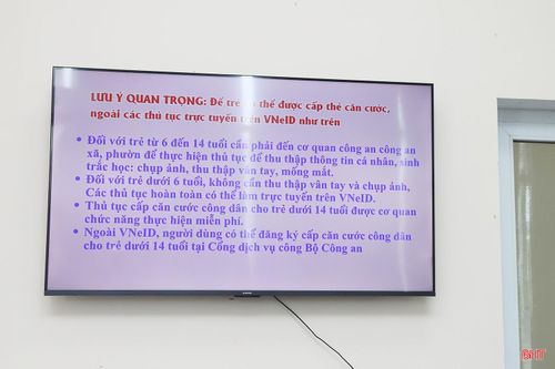 Dù số lượng dân tập trung đông nhưng mọi quy trình diễn ra nhịp nhàng, thông suốt, công dân chấp hành nghiêm hướng dẫn của cán bộ công an. Phòng Cảnh sát QLHC về TTXH cũng đã bố trí thêm màn hình trình chiếu để việc hướng dẫn công dân được thuận lợi hơn.