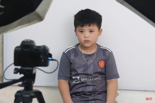 ... và chụp ảnh để làm định danh điện tử mức 2.