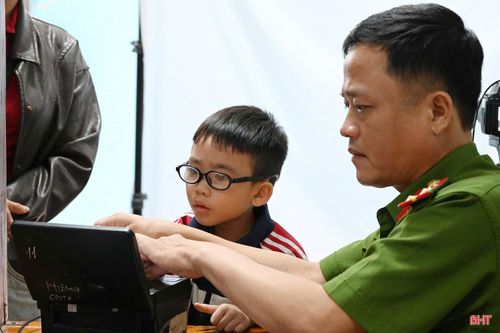 Công tác tiếp nhận, giải quyết hồ sơ được thực hiện một cách bài bản, khoa học, từ kiểm tra thông tin, đối chiếu giấy tờ đến thu nhận sinh trắc học, chụp ảnh chân dung...