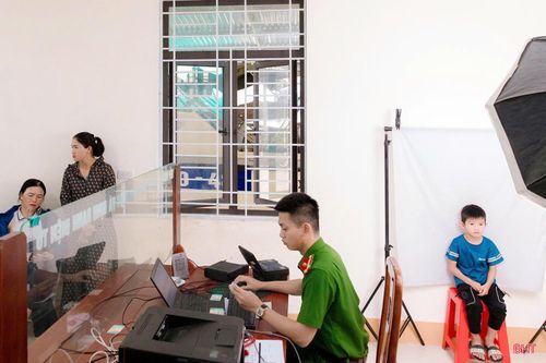 Công an xã Hương Sơn tích cực hướng dẫn công dân thực hiện thủ tục cấp tài khoản định danh điện tử.
