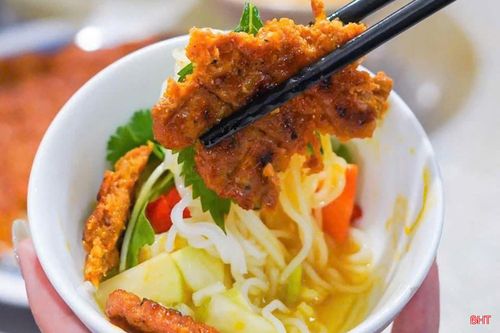 Buổi sáng với bát bún chả đậm chất Hà Tĩnh cũng là lựa chọn của nhiều thực khách. Bún chả nơi đây có nét riêng với thịt nướng thơm, tẩm ướp đậm vị, ăn kèm bún sợi nhỏ, rau sống tươi, chẻo chấm pha vừa miệng và gỏi đu đủ giòn sần sật, tạo nên tổng thể hài hòa, dễ ăn.