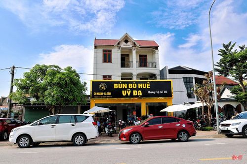 Cùng đó, nhiều món ăn “lai” từ các địa phương khác như bún bò Huế cũng được người dân Hà Tĩnh đón nhận theo một cách rất riêng. Trong những ngày này, nhiều quán ghi nhận lượng thực khách tăng cao, không khí luôn tấp nập từ sáng sớm.