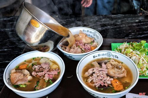  Anh Hà Duy Đại (chủ quán bún bò Huế Vỹ Dạ, đường Nguyễn Du, phường Thành Sen) chia sẻ: “Trong những ngày nghỉ lễ, lượng khách đến quán tăng đáng kể so với ngày thường. Để phục vụ kịp thời, chúng tôi chủ động bố trí thêm nhân viên, đồng thời chuẩn bị nguyên liệu từ sớm, thực hiện các khâu sơ chế kỹ lưỡng. Qua đó, vừa đảm bảo chất lượng món ăn, vừa rút ngắn thời gian chờ, mang lại trải nghiệm tốt hơn cho thực khách". 