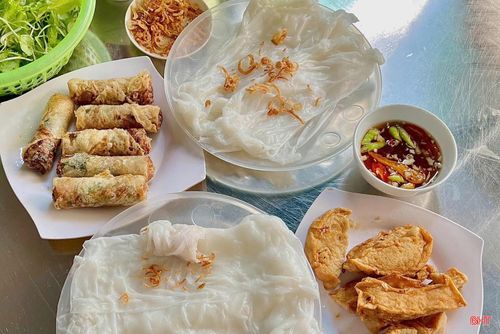 Bánh mướt ram giò được ví như “tinh hoa” của ẩm thực buổi sáng Hà Tĩnh. Những lớp bánh mướt trắng mềm, mịn, còn nóng hổi được tráng mỏng, ăn kèm ram giòn rụm, giò lụa thơm bùi. Tất cả hòa quyện cùng bát nước mắm pha đậm vị, thêm chút hành phi và rau sống, tạo nên hương vị vừa dân dã vừa đậm đà.