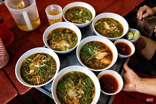 Những bát súp lươn đầy ắp, dậy mùi thơm, ăn kèm bánh mướt mềm mịn hoặc bánh mì giòn rụm, tạo nên bữa sáng ấm bụng, đậm vị và giàu năng lượng.