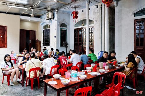 Quán Dũng Cường gần như "kín" bàn trong những buổi sáng của dịp nghỉ lễ 30/4 và 1/5.
